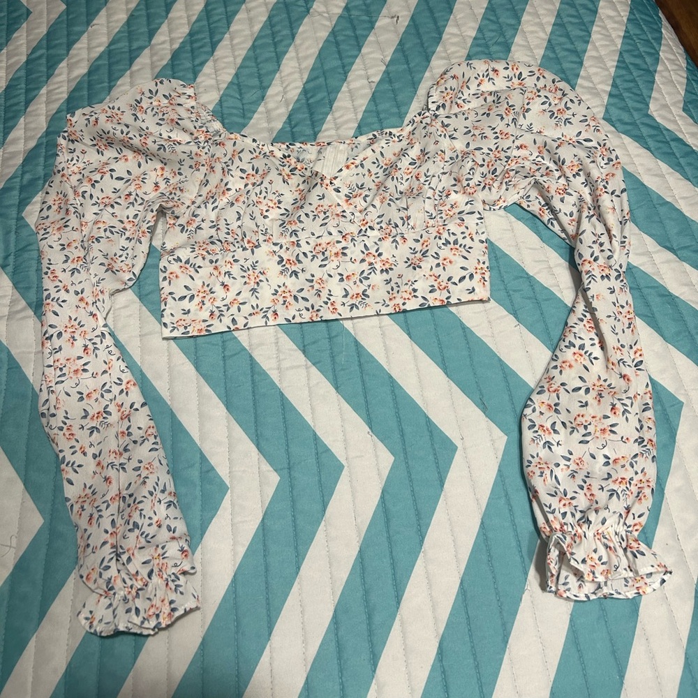 White floral long sleeve crop top